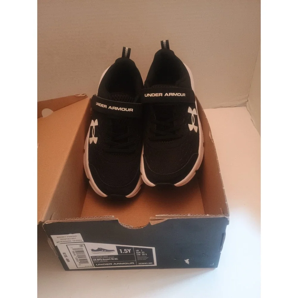 Under Armour Black/White Kids Sneakers Size 1.5Y 3026183 NIB